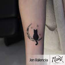 Gatito Y Luna Por Jenivaos Fluinkstudio Sinmiedo Cat Cattattoo Gato Gatotattoo Moon Moon Luna Tin Black Cat Tattoos Tattoos Cat Silhouette Tattoos