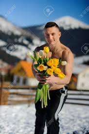 Vorrei fermare il tempo, per poter godere per sempre della luce e della felicità che riflettono i tuoi occhi in questo momento. Immagini Stock Giovane Con Un Mazzo Di Fiori Sullo Sfondo Di Montagne Innevate Al Uomo Il Torso Muscoloso E Nudo Image 73201260