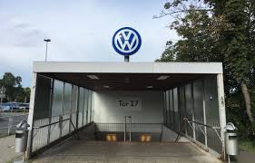 Vw und wolfsburg haben die ehe der familie modler begleitet. Visiting The Volkswagen Factory In Wolfsburg Besichtigung Des Volkswagen Werks In Wolfsburg Currywurst Kimono