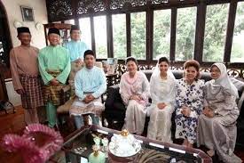 Tan sri dato 'azman hashim, temmuz 1939'da kuala lumpur'da on üç kardeşli bir ailenin çocuğu olarak dünyaya geldi ve çocukluğunu kuala lumpur'daki kampung baru'da geçirdi. Azman Hashim Alchetron The Free Social Encyclopedia
