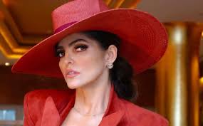 Ana Bárbara viste revelador conjunto rosa y se lleva los aplausos