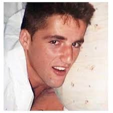 😥 Ky është Gramoz Palushi. I lindur në Kukës, kishte emigruar në Greqi për  një jet më të mirë. Më 4 shtator 2004 Shqipëria do të luante në “Qemal  Stafa” me Greqinë.