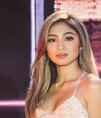 Who says pinays can't go blonde? Nadine Pics On Twitter To Be Yourself In A World That Is Trying To Make You Something Else Is The Greatest Accomplishment Nadine Lustre Https T Co Dawkrxtuja