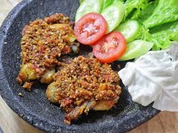 Masukkan daun pandan + garam + gula putih 5. Pedas Mampus 5 Tempat Makan Ayam Gepuk Dengan Sambal Super Pedas