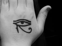 Con fotos y explicación de su simbolismo, historia y detalles para que puedas tatuarte el que más te guste y se adapte a tus gustos, creencias y personalidad. 1001 Ideas De Tatuajes Egipcios En Bonitas Imagines Ojo De Ra Tatuaje De Escarabajo Tatuaje Pequeno En La Mano