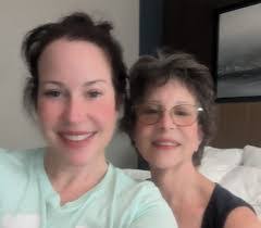 Robyn Becker's Instagram, Twitter & Facebook