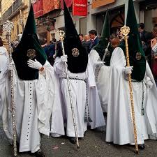Procesión de la hermandad de san roque por la calle laso de la vega. Tunica De Nazareno De La Hermandad De San Roque De Sevilla Virgen Tunicas Nazarenas
