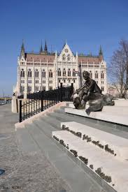 A kossuth tér elsődleges funkciója valóban az állami reprezentáció, de minthogy ez az év 365 napjából, pusztán legfeljebb 10 napot érint hiba lenne erre tervezni csak a teret. Nemzeti Orokseg Intezete Az Orszaghaz Es Kornyeke