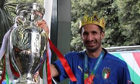 Ювентус полностью заручился услугами кьеллини в 2005 году и сделал его постоянным игроком основной команды клуба. Tzogcubzqa5m5m