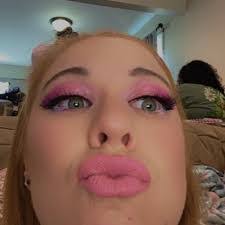 Kaye Hough's Instagram, Twitter & Facebook