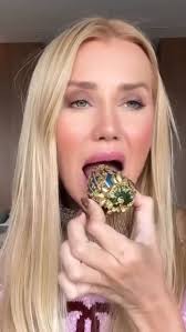 💎 Ana Paula Justus, esposa de@Roberto Justus, experimenta o Morango do  Amor da nova coleção especial de Dia dos Pais, assinada pelo premiado  confeiteiro Denilson Lima., 🍓 Avaliada em R$ 3.500, a caixa ...