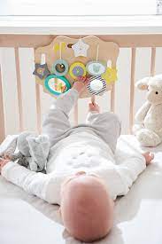 tableau d activites d eveil en bois a accrocher sur un parc ou un berceau grace a ses 3 attaches elastiq tableau chambre bebe jouet bebe jouet eveil bebe