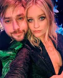 Laura whitmore has revealed she was worried about spending a lot of time with her boyfriend, comedian iain stirling, during isolation. Inside Laura Whitmore S Low Key Wedding And Surprise Pregnancy With Husband Iain Stirling Aktuelle Boulevard Nachrichten Und Fotogalerien Zu Stars Sternchen