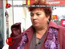 Având formatul versiunii originale britanice, wife swap, emisiunea urmărește două familii care, timp de o săptămână, trebuie să locuiască alături de mama/soția din cealaltă familie. Schimb De Mame Sezon 17 Episod 1 P2 Video Dailymotion
