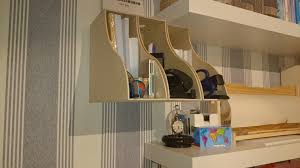 Onze Nieuwe Logeerkamer Houten Ikea Knuff Lectuurbak Met De Onderkant Opgehangen Aan De Muur Als Postvakjes Rechts Daarvan Ik Ikea Voor Het Huis Jongenskamer