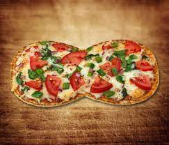 1 Flatout Foldit Artisan Flatbread 1 4 Cup Chunky Red Sauce 1 3 Cup Mozzarella Cheese Shredded 1 2 Cup Tomat Veggie Pizza Flatout Recipes Hungry Girl Recipes