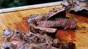 Looks like gravy, tastes like summer. Skirt Steak Vom Grill Und Rostkartoffeln Aus Der Guss Pfanne Youtube