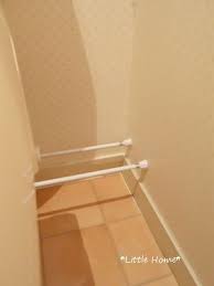 トイレに棚を作りました 前までは突っ張り棒だけだったんだけど このトイレットペーパーホルダーと合わせたくなりました 100円の突っ張り棒２本 この上に同じくダイソーで買ってきた板にワトコオイルを塗ると そのまま使うよりも好きな トイレ 収納 無印 トイレット