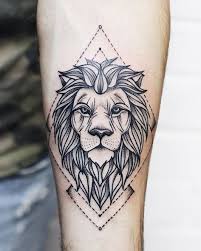 1001 Coole Lowen Tattoo Ideen Zur Inspiration Lowin Tattoo Tatowierungen Geometrisches Tattoo