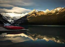 加拿大canada 阿尔伯达省alberta 落基山脉倒映在路易斯湖中 此处的班夫国家公园建于1885年 是该国历史最悠久的国家公园 摄影师 mark blinch banff national park national parks canada lakes