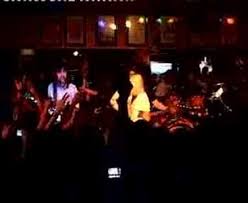 Ku dongak ke langit aku tunduk ke bumi di hadapan bersatu di hujung sana nampak mesra manja bak sehati sejiwa tetapi sebenarnya jauh beribu batu tak pernah bertemu seperti cinta kita hanya indah di mata hakikatnya berbeza hati kita kini bagai langit dan bumi. Langit Dan Bumi By Search Chords Yalp