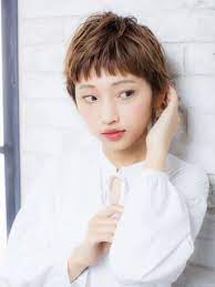 モードベリーショート 丸顔 20代 におすすめ外国人風 大人カジュアル エアリー小顔アシメ ぱっつん前髪 ブラウングラデーションカラーグレージュ ヘアサロン予約 ozmallビューティ ベリーショート 丸顔 丸顔 ショート ヘアサロン