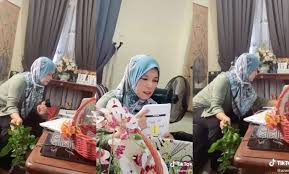 Guru hanya meminta murid melukis apa sahaja bayangan yang di gambarkan di fikirannya. Video Dengan Daun Limau Purut Di Tangan Depan Laptop Telatah Guru Semasa Pdpr Tarik Perhatian Netizen