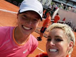 The fans celebrate with the players. Debel Swiatek Mattek Sands Tv Transmisja Na Zywo 1 4 Finalu Roland Garros Paryz O Ktorej Godzinie Gra Debel Swiatek Mattek Sands Stream Online Live 8 06 Gdzie Ogladac Super Express
