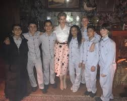 38 Behind The Scenes Umbrella Academy Photos Everyone Should Get To See Umbrella Funny Umbrella Under My Umbrella