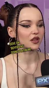 #DoveCameron reacts to having #KellyClarkson present her with her platinum  award for #Boyfriend! 🙌👏🥰 #dovecameronedit #dovecameronboyfriend #AMAs