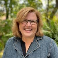 Lisa Laury's Instagram, Twitter & Facebook