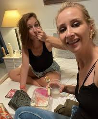 Fotos zu ✨Episode 50✨ 1- Elizabeth Short 2- Elizabeth Short's Polizeifoto  3- Black Dahlia Headline 4- Die Sachen der Black Dahlia 5- Mark Hansen 6-  Leslie Duane Dillon 7- Steve Hodel 8-