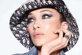 Başarı merdivenlerini emin adımlarla çıkan bella hadid'in dior ile. Bella Hadid Dior Diorshow 2020 Makeup Campaign Fashion Gone Rogue