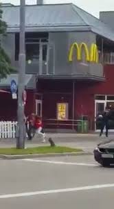 Copyright © by harpercollins publishers. Allemagne En Video L Homme Arme Tire Au Vu Et Au Su De Tous Mosaique Fm