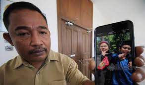 Cik b ada commitment kerja di muzikal lawak superstar, dato vida tak jumpa dia 2 minggu. Bekas Suami Datuk Seri Vida Dakwa Dihalang Bertemu Anak