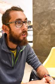 Lascia il lavoro da operaio e gira l'Italia zaino in spalla: Micheal Zani,  globetrotter moderno