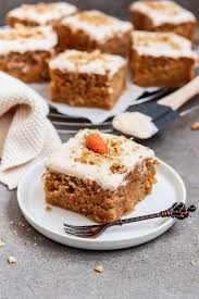 Vegane Carrot Cake Bars Mit Zimt Frosting Mohrenkuchen Rezept Mohren Kuchen Mohrenkuchen Veganer Kuchen