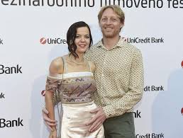 Milovník bigamie a velkých gest karel janeček vyrazil na festival do varů, přijeli ferrari, které nechal karel lilii řídit. Zasnubni Prsten S Tak Obrim Diamantem Jste Nevideli Miliardar Janecek Pozadal Svoji Knezku O Ruku Bude Prava Svatba Super Cz