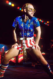 May 29, 2019 · the single is one elton john's most commercially successful and the encapsulation of his '70s rock vibes. Die Besten Buhnenoutfits Von Elton John Vogue Germany