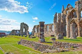 Ruiné Entrée De Whitby Abbey Dans Le North Yorkshire En Angleterre. Il Est  Des Ruines De L'abbaye Bénédictine. Maintenant, Il Est Sous La Protection  Du Patrimoine Anglais. Banque D'Images Et Photos Libres