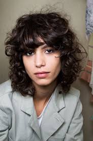 Short straight bangs that go one finger above your eyebrows will beautifully frame your face while those waves will add if your hair is naturally this wavy and you want to spice it up by getting a set of long & loose bangs. Pin On Pelo Rizado
