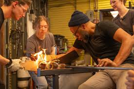 Here's some exciting news... Our @centrecollege Women's Leadership  Conference early bird rate has been extended to 𝐅𝐞𝐛𝐫𝐮𝐚𝐫𝐲 𝟐𝟏𝐬𝐭!  Enter the code 𝗘𝗔𝗥𝗟𝗬𝗕𝗜𝗥𝗗𝟮𝟱 when registering to receive 25% off.  We are also thrilled