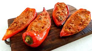 Lunga assenza dal blog.il caldo e gli eventi mi hanno tenuta lontano da forno e fornelli. Peperoni Ripieni Al Forno Vegetariani Ricetta Estiva Facile E Gustosa Verdure Al Forno Ripiene Youtube