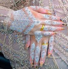 Model Henna Putih Tangan Aksesoris Dan Gliter Gold Di 2020 Desain Henna Henna Mehndi Designs