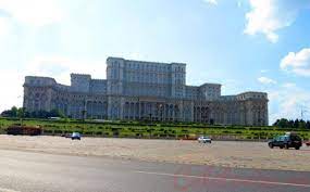 Palatul parlamentului din bucuresti a fost cnstruit de liderul partidului comunist, nicolae ceaușescu,.momentan este a doua cea mai mare clădire administrativă din lume. In VizitÄƒ La Casa Poporului PreÈ›uri Program Foto Ponturi Despre Palatul Parlamentului Din BucureÈ™ti Vacante Calatorim Ro