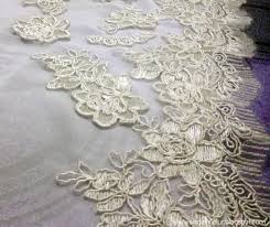 Perkembangbiakan bunga almanda juga cukup mudah yaitu bisa dilakukan dengan biji ataupun stek batang, namun pada umumnya dan kebanyakan lebih memilih menggunakan stek batang karena beberapa varietas hibrida sulit memunculkan kapsul. Cara Jahit Bunga Tampal Pada Baju