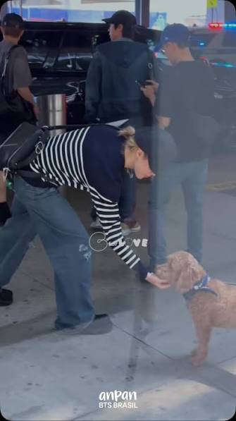 Foi durante o show do primeiro dia em Busan ... O Yeontan, foi o  cachorrinho de estimação do Taehyung. Ele faleceu em dezembro de 2024.  #TAEHYUNG& YEONTAN #BTS_13ANOS #BTSFESTA2026 #BTS13thAnniversary postado  por @