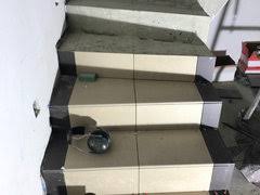 Das fliesen einer treppe ist für viele heimwerker eine herausforderung. Halbgewendelte Betontreppe Mit Zweifarbigen Fliesen Belegen