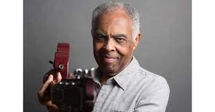 Gil, sobre a infância na cidade onde morava, no interior da bahia, onde saía correndo ao som do primeiro clarinete da banda, que dava inicio aos festejos da padroeira e parecia invadir tudo. Gilberto Gil Erhalt Ehrendoktorwurde Am Berklee Campus In Valencia Spanien