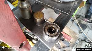 Hanya kita sahaja mengambil jalan mudah menyebutnya sebagai mounting absrober ataupun ada juga yang menggelarkannya sebagai tapak maounting atas absorber. Tayar Bunyi Berdengung Tanda Bearing Sudah Rosak Myrujukan